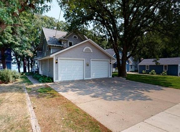 3rd image of 195 Lake Ave N