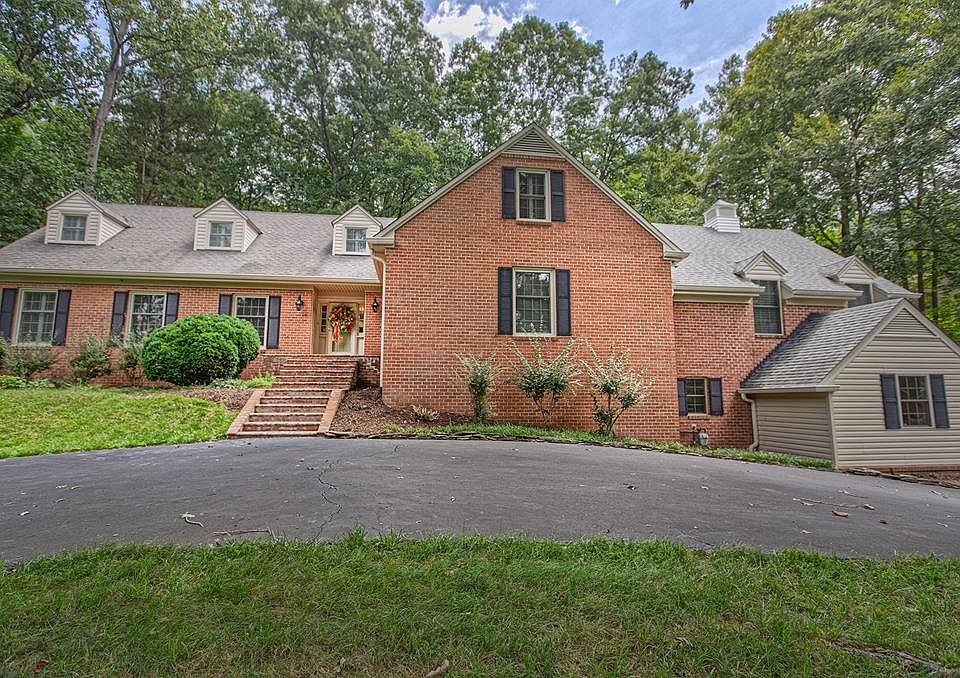 1st image of 1011 Country Club Dr