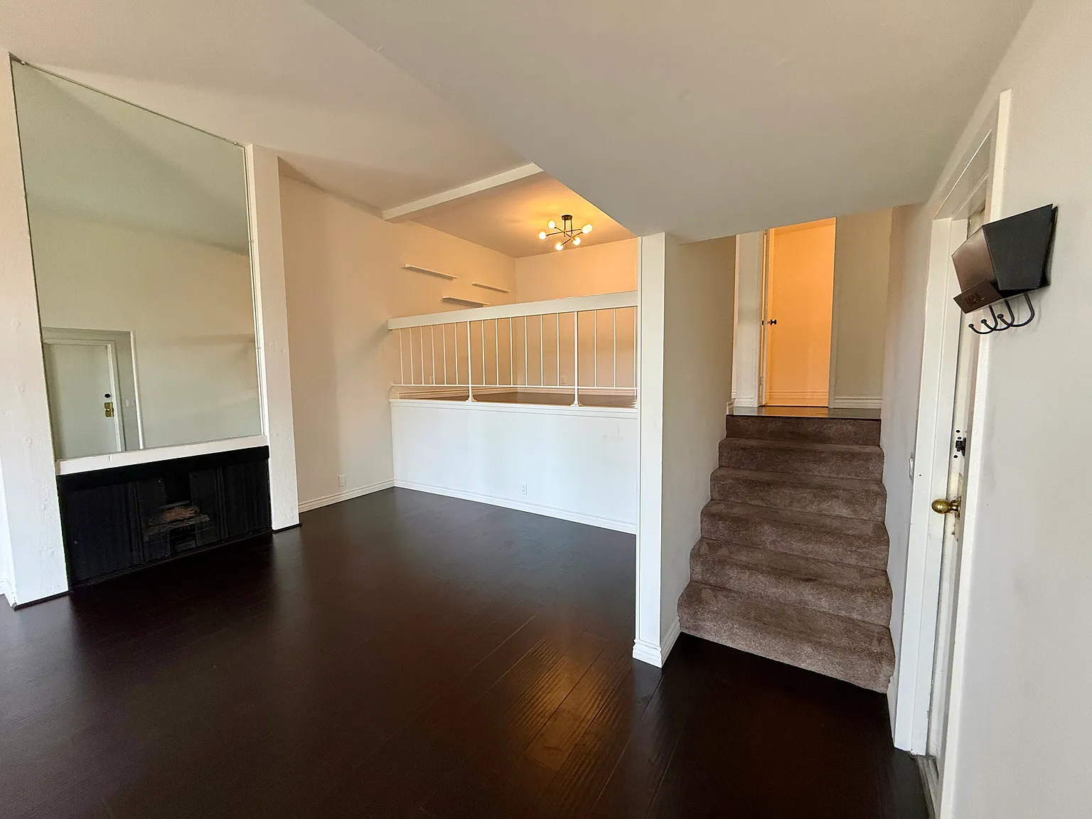 3 bed, 2.5 bath, 1652 sqft, $4,200 — Photo 3
