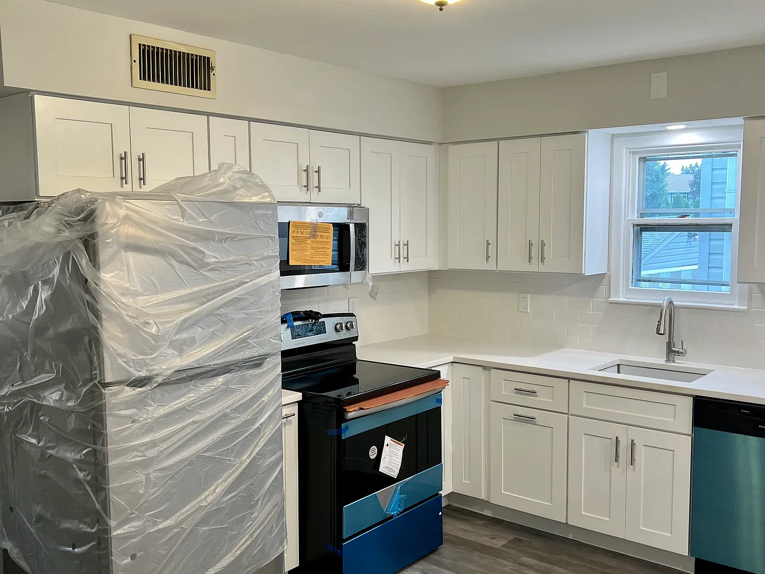 3 bed, 1.5 bath, $3,325 — Photo 3