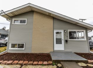 318 E Maple Ave, Roselle, IL 60172