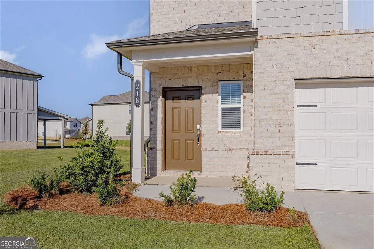 4 bed, 2.5 bath, 1950 sqft, $2,350 — Photo 3