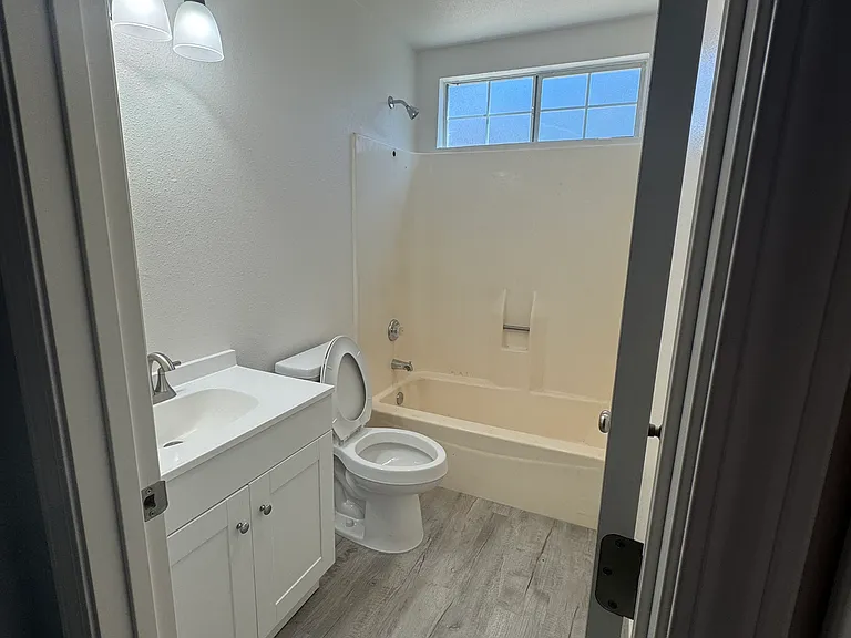 1123 Valerie St — Photo 7