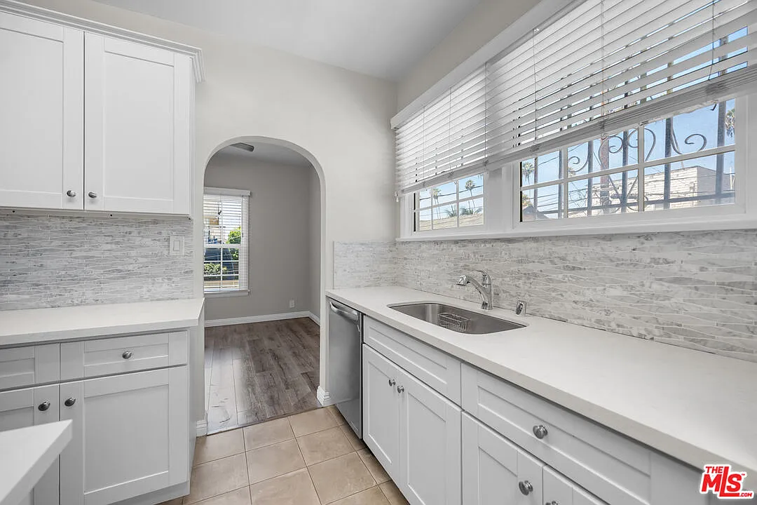 2 bed, 1.0 bath, 1005 sqft, $2,800 — Photo 3