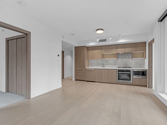 4th image of 68 Smithe St #822