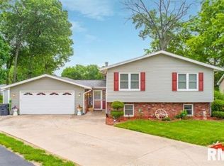 2243 Autumn Dr, Pekin, IL