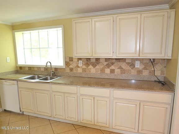 2nd image of 590 Leewood Rd
