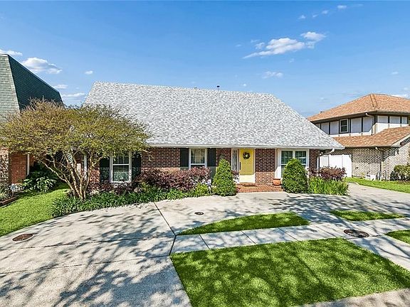 2nd image of 4728 Chateau Dr
