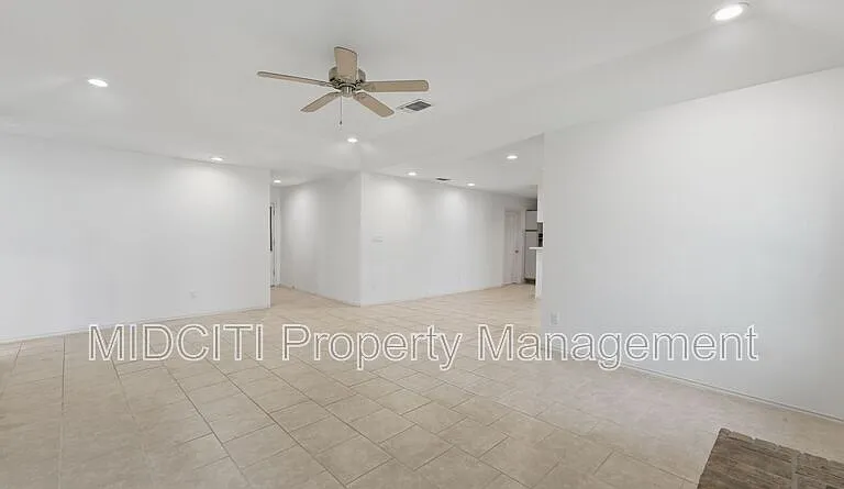 1233 Hollyhock Ln — Photo 16