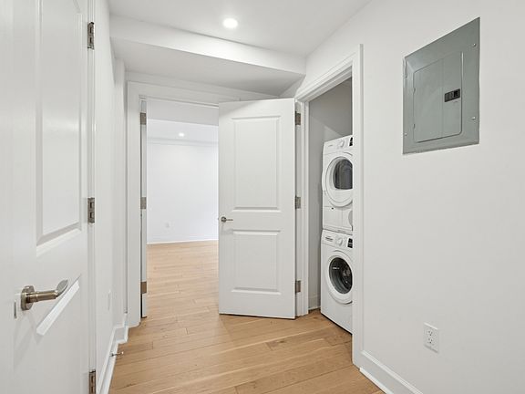 4th image of 160 E 48th St APT 9L