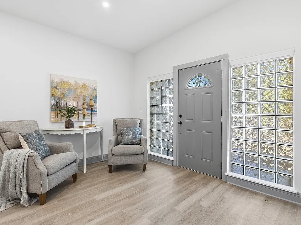 202 Azalea Cir