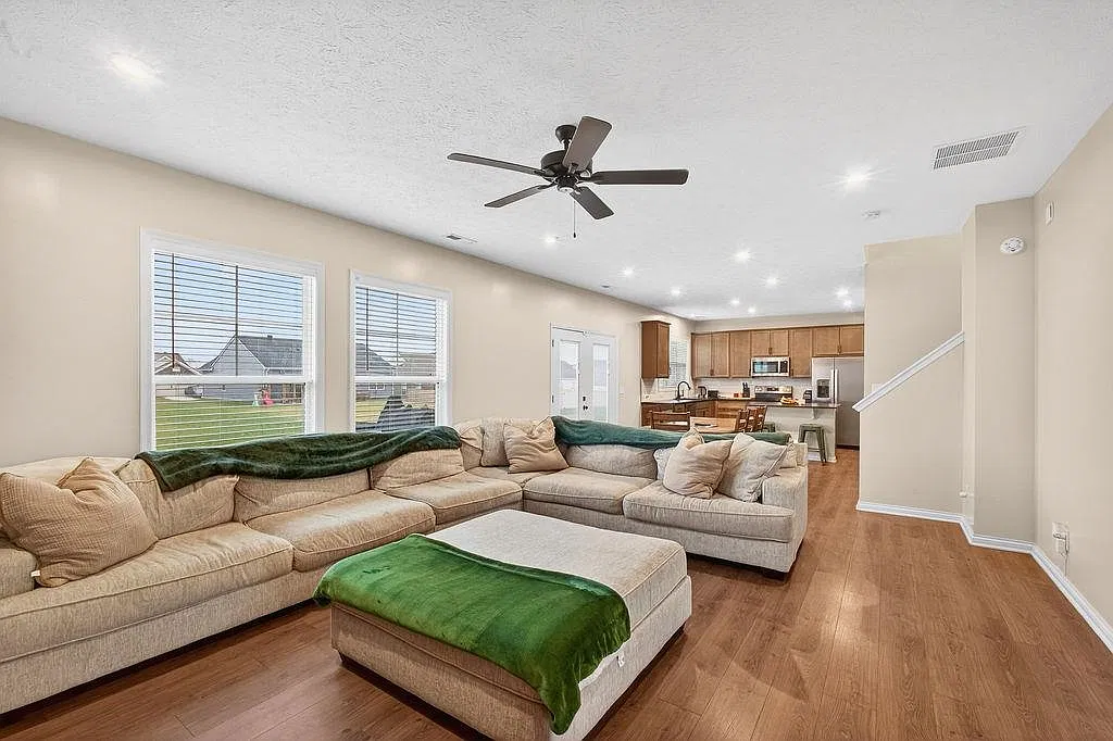 4 bed, 2544 sqft, $2,400 — Photo 3