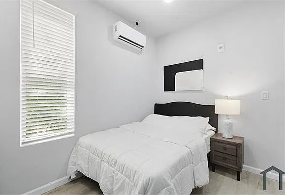 Studio, $999 — Photo 2