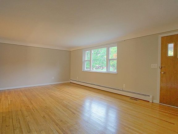 4th image of 9039 Saxton Dr