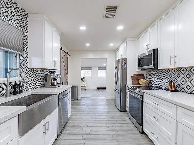 4724 E Polk St — Photo 6