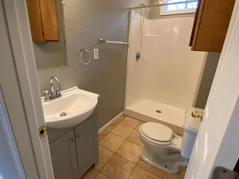 704 Francis St E — Photo 14