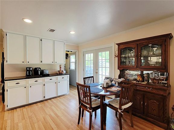 3rd image of 1511 E Lakeshore Dr