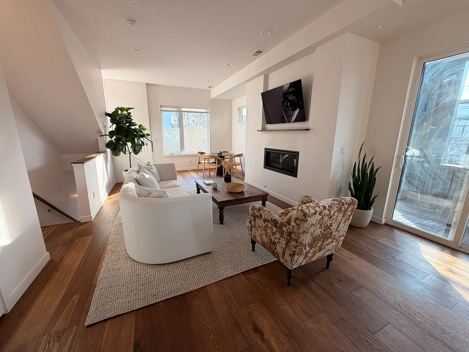 2 bed, 2.5 bath, 1500 sqft, $4,700 — Photo 3