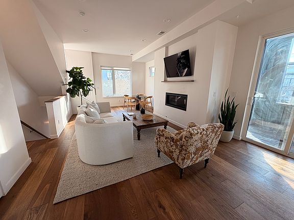 3rd image of 1718 Irving St Unit 1