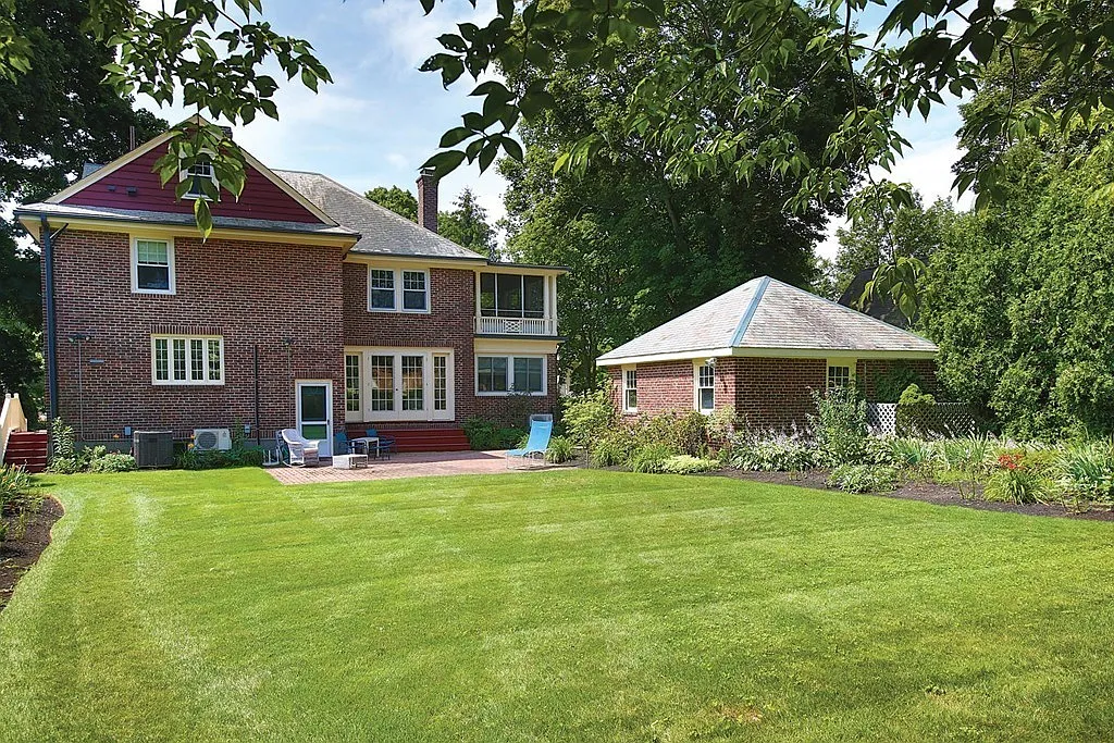 5 bed, 3.0 bath, 2590 sqft, $7,500 — Photo 2