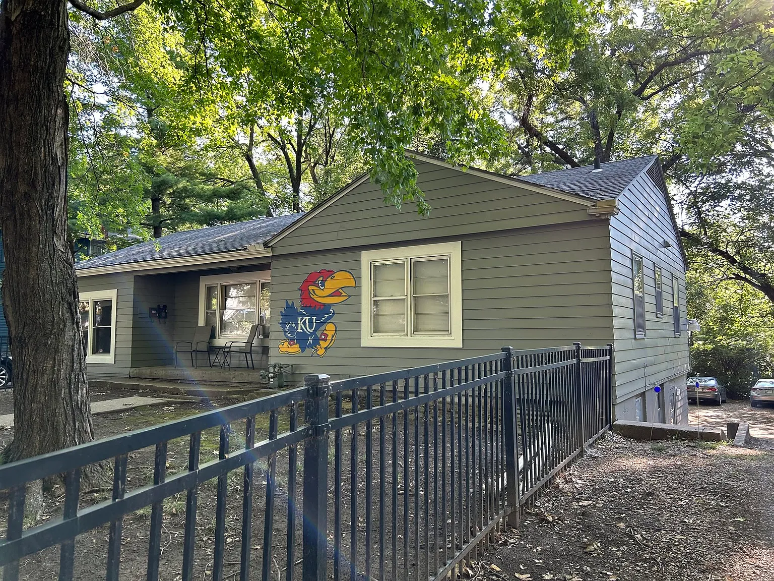 6 bed, 2555 sqft, $4,770 — Photo 3