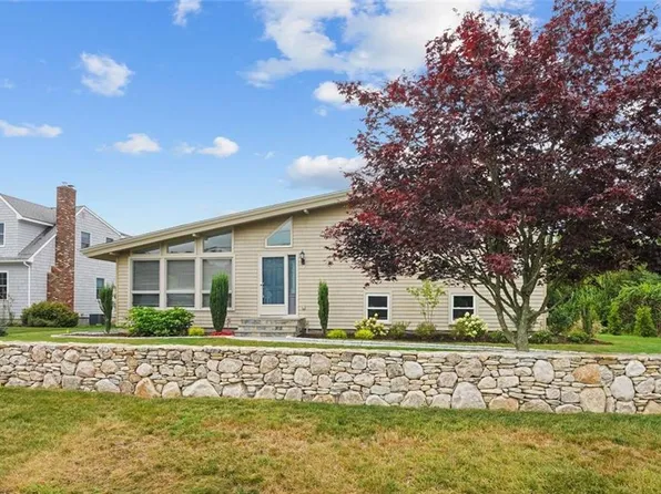 73 Hollywood Ave, Narragansett, RI 02882