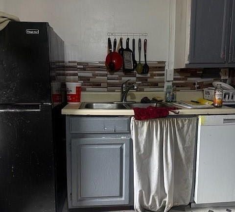 2nd image of 115 E Bloomfield St