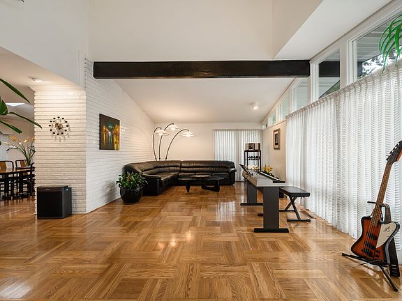 4th image of 695 Ivy Ln