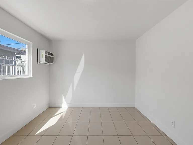 180 W New York Ave #2 — Photo 12