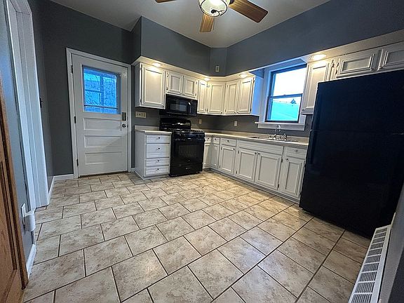 Kitchen (11.5'x11.5')