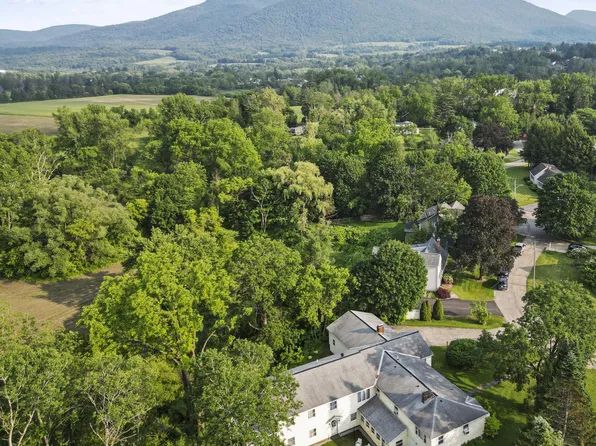 108 Berkshire Dr, Williamstown, MA 01267