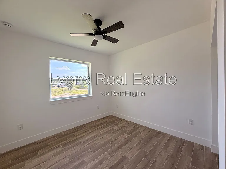 2210 Armour Rd — Photo 13