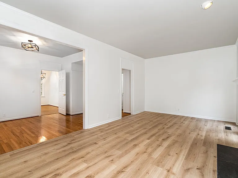 225 Woodmont Cir — Photo 5