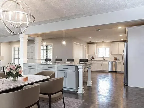 458 Woodstone West Dr — Photo 2