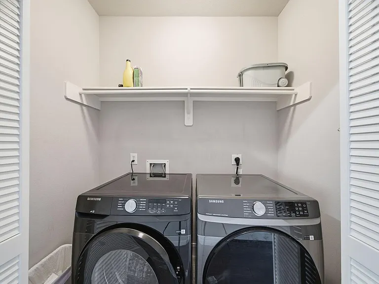 1716 Elgin St — Photo 32