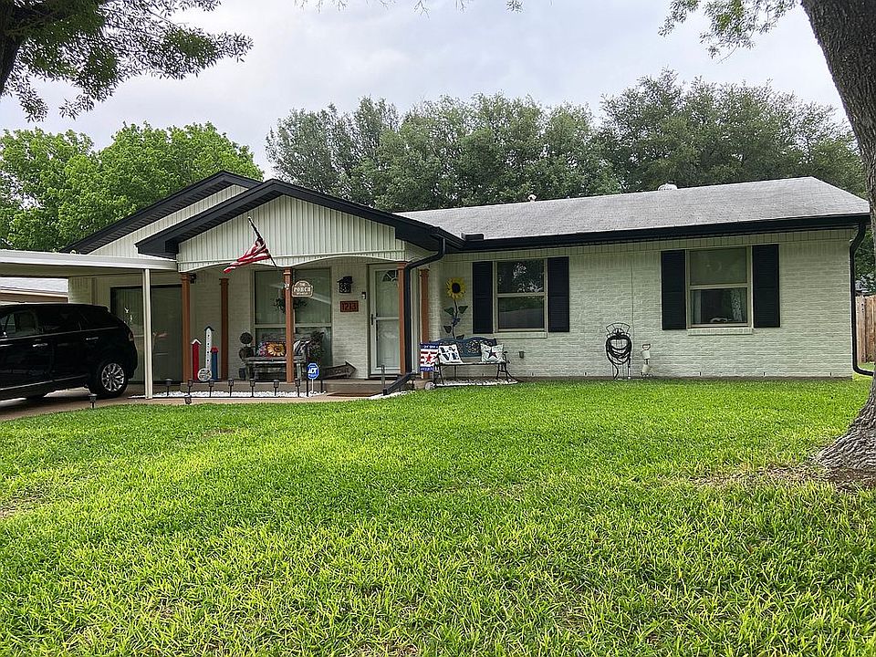 2nd image of 1213 Royal Oaks Dr