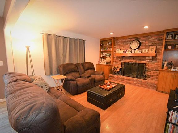 4th image of 1521 Carriage Hill Dr
