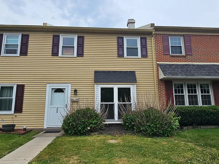 224 Yardley Ct — Photo 2