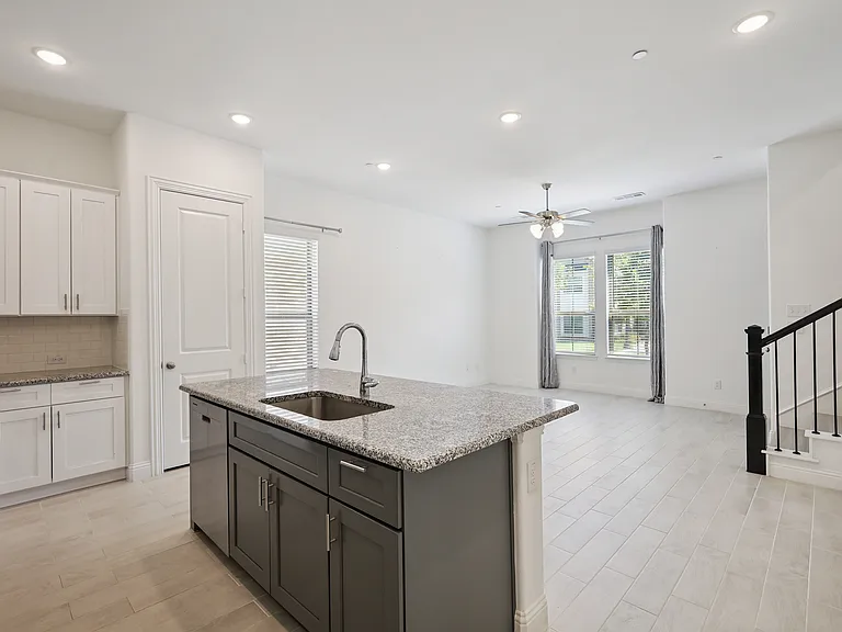 4261 Shavano Dr — Photo 6
