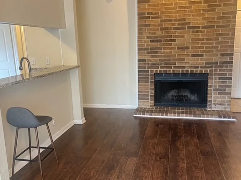 1901 Cloisters Dr #921 — Photo 5