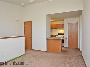 907 Newcastle Dr, Champaign, IL 61822