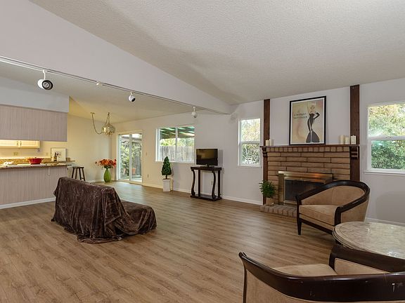 3rd image of 3909 Lutheran Cir