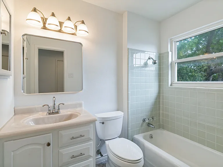 En-suite bathroom for Bedroom 4.