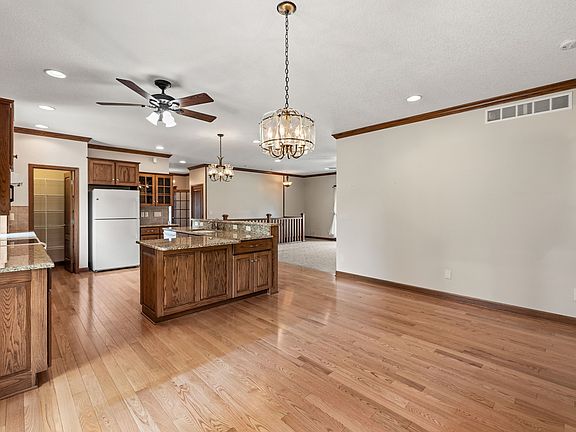 3rd image of 1403 Maple Dr