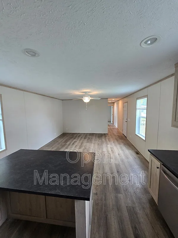 3 bed, 2.0 bath, 1216 sqft, $1,224 — Photo 4