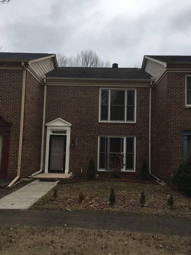 Gorgeous Updated 2BR 3BA Town house — Photo 3
