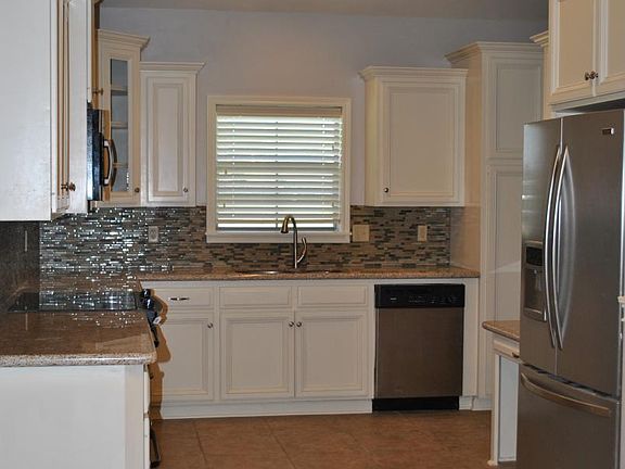 kitchen w/ granite!