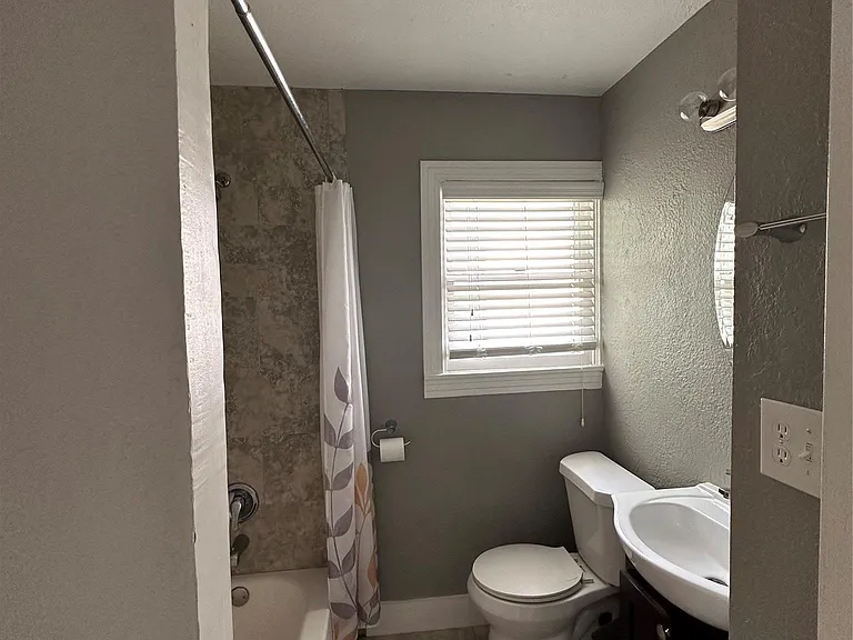 404 W 51st St #B — Photo 10