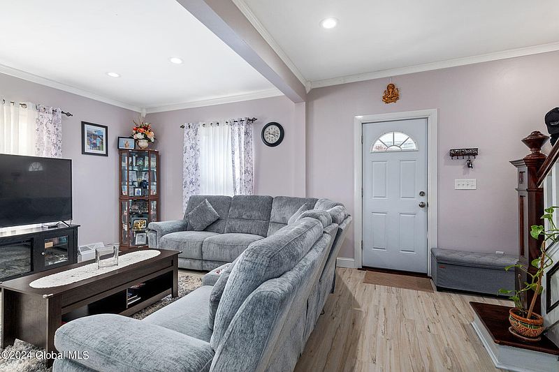 4th image of 126 Robinson Street