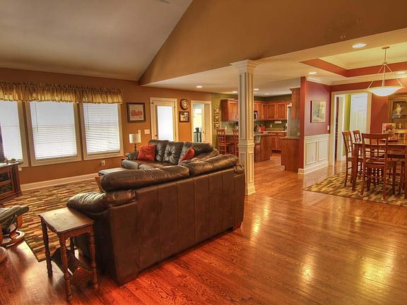 3rd image of 711 Excalibur Ct
